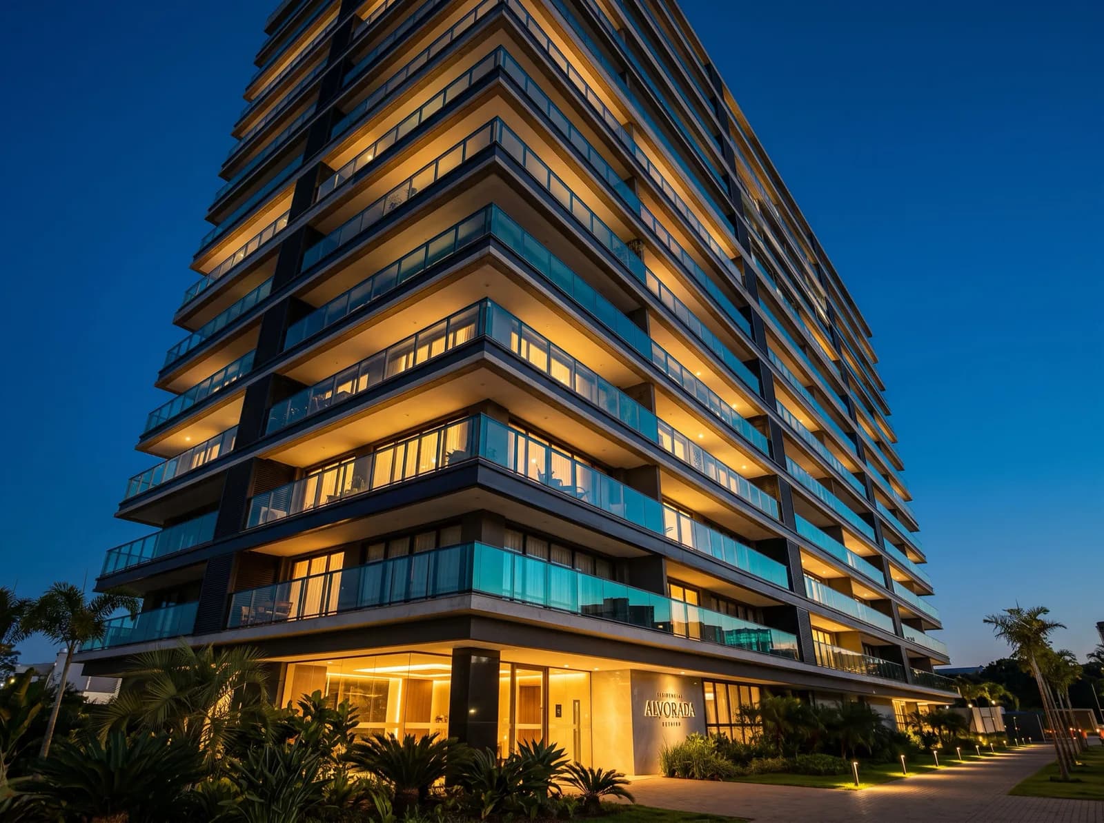 Fachada de edifício residencial de alto padrão iluminado ao anoitecer